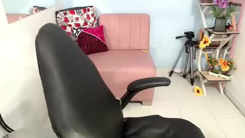 Snapshot of selene_mom chatting on 4, 11, 2025 selene online show from 4, 11, 2025