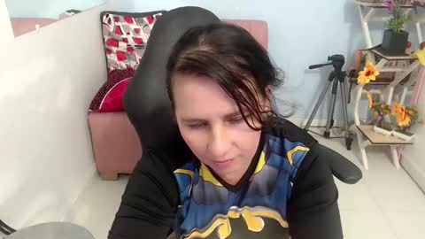 Snapshot of selene_mom chatting on 14, 11, 2025 selene online show from 14, 11, 2025