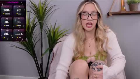 Snapshot of selina_thick chatting on 24, 10, 2025 Selina Mae online show from 24, 10, 2025