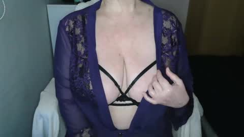 Snapshot of sensual_cris chatting on 20, 12, 2024 CRIS online show from 20, 12, 2024