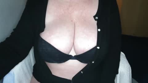 Snapshot of sensual_cris chatting on 4, 2, 2025 CRIS online show from 4, 2, 2025