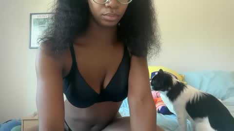 Snapshot of serenitybee chatting on 28, 9, 2025 Serenity Bee online show from 28, 9, 2025