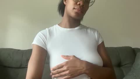 Snapshot of serenitybee chatting on 23, 5, 2026 Serenity Bee online show from 23, 5, 2026