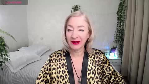 Snapshot of sexy_cat00 chatting on 14, 12, 2025 Irena online show from 14, 12, 2025