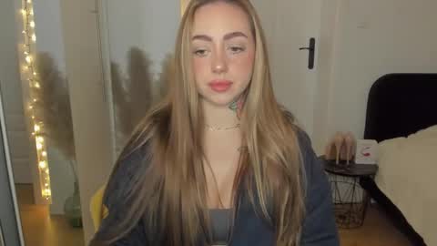 Snapshot of sexy_coralie chatting on 18, 1, 2026 C o r a l i e online show from 18, 1, 2026