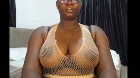 Snapshot of sexy_pearl12 chatting on 18, 4, 2026 zoe online show from 18, 4, 2026