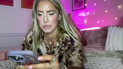 Ashley Love online show from 5, 2, 2026