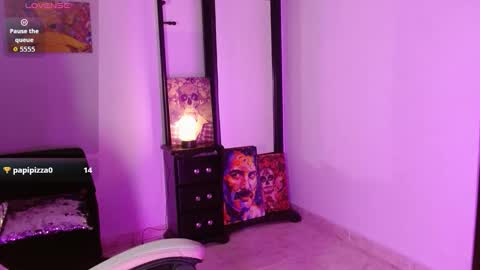 Snapshot of sharaross1 chatting on 11, 11, 2025 sharaross1 online show from 11, 11, 2025