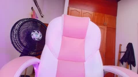 Snapshot of sharlott_kiss chatting on 4, 3, 2025 Sharlott online show from 4, 3, 2025