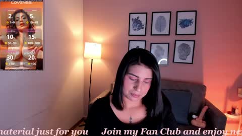 Snapshot of sheyla_hills_ chatting on 1, 4, 2026 Sheyla online show from 1, 4, 2026