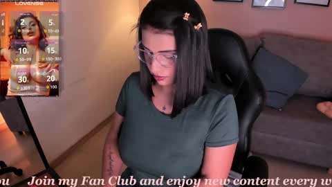 Snapshot of sheyla_hills_ chatting on 1, 4, 2026 Sheyla online show from 1, 4, 2026