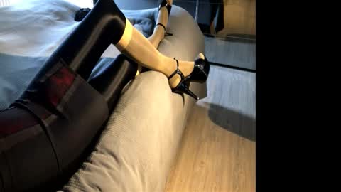 Pantyhose-Doll online show from 1, 3, 2026