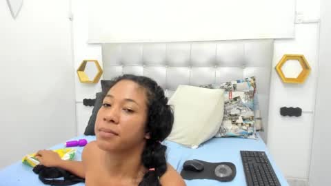 Snapshot of shira_sexylove chatting on 5, 1, 2025 shira_sexylove online show from 5, 1, 2025