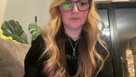 Snapshot of short_sweetpea chatting on 9, 3, 2025 short sweetpea online show from 9, 3, 2025