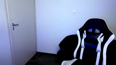 shy_nerd_babyy online show from 27, 3, 2026