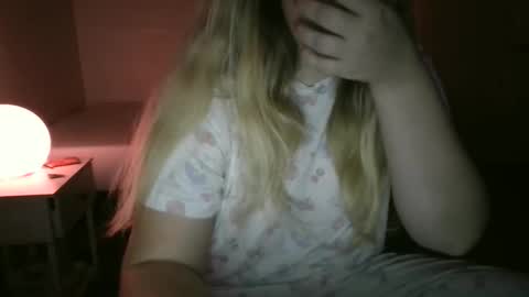 Snapshot of shyelyseee chatting on 12, 11, 2025 Elyse online show from 12, 11, 2025