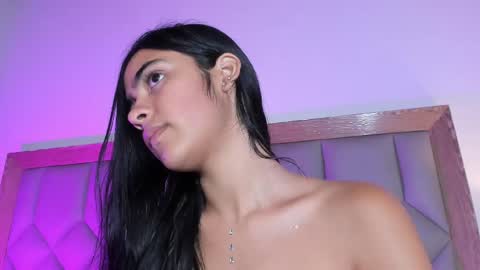 Snapshot of sienastone chatting on 5, 3, 2025 SIENA STONE online show from 5, 3, 2025