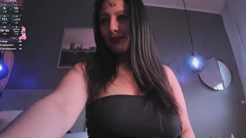 Simone Phill  online show from 28, 2, 2025