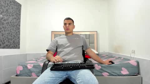 Snapshot of simonkeler chatting on 21, 12, 2025 SIMON KELER online show from 21, 12, 2025