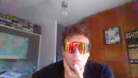 Snapshot of sinvi1915 chatting on 10, 10, 2025 sinvi1915 online show from 10, 10, 2025