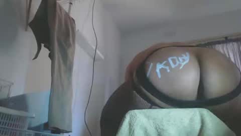 Snapshot of sissyboilooking chatting on 7, 3, 2025 RESPONDS WELL TO ... online show from 7, 3, 2025