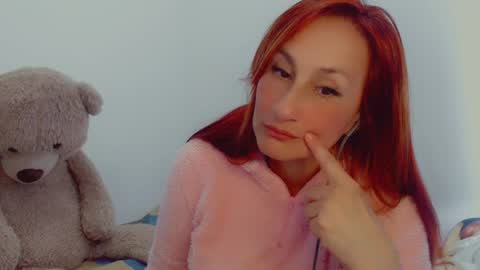 Snapshot of skarlett2072 chatting on 2, 1, 2025 Arlett online show from 2, 1, 2025