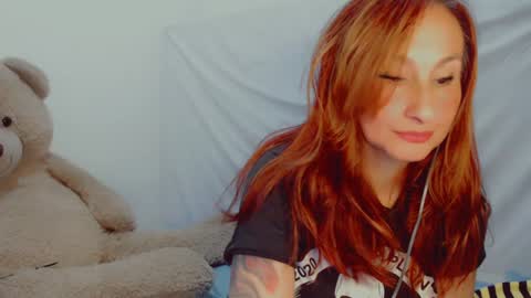 Snapshot of skarlett2072 chatting on 2, 2, 2025 Arlett online show from 2, 2, 2025