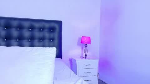 skinny_hottie18 online show from 13, 5, 2026