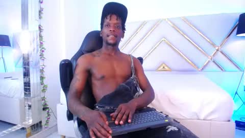 Snapshot of skylerbigxxx chatting on 28, 10, 2025 SKYLERBIGXXX online show from 28, 10, 2025
