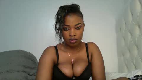 Snapshot of slayslay002 chatting on 28, 9, 2025 Rose online show from 28, 9, 2025