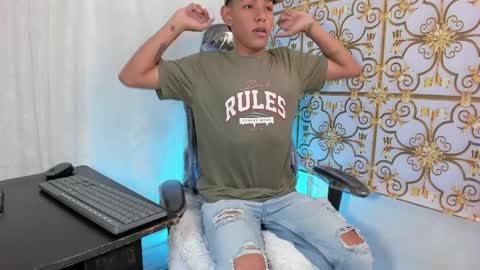 Snapshot of slimlatino_ chatting on 4, 4, 2026 SlimLatino online show from 4, 4, 2026