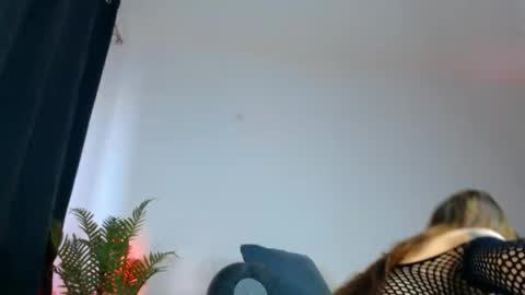 Snapshot of slut_tattoogirl chatting on 28, 5, 2026 Ariana online show from 28, 5, 2026