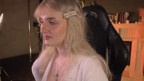 Snapshot of snowflakeskitty chatting on 25, 6, 2026 Ellie online show from 25, 6, 2026