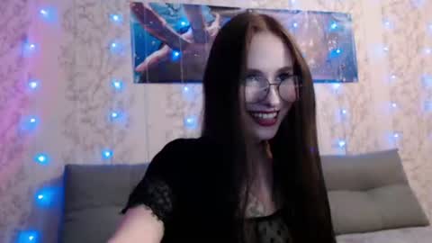 Snapshot of snowwhate_00 chatting on 25, 6, 2026 SnowWhate 00 online show from 25, 6, 2026