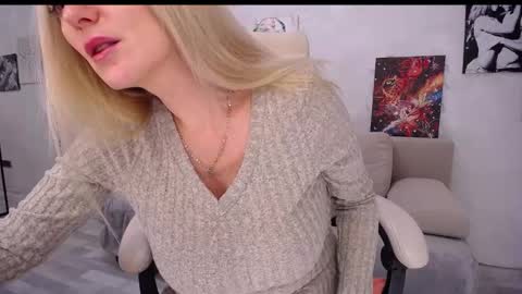 Snapshot of so_sexy_monna chatting on 8, 1, 2025 Monna online show from 8, 1, 2025
