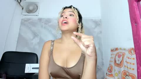 sofiacastillo01 online show from 15, 5, 2026