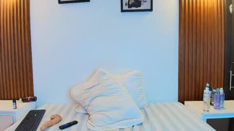 Snapshot of sofiasweett1 chatting on 23, 10, 2025   online show from 23, 10, 2025