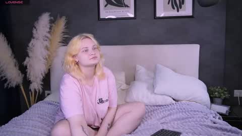 Snapshot of soft_sofi chatting on 1, 10, 2025 Sofi online show from 1, 10, 2025