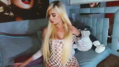 instagram    evalunavelez1. online show from 10, 1, 2025