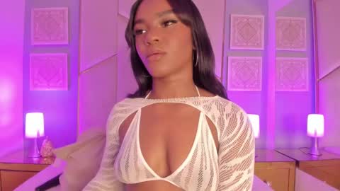 Snapshot of sophiasmiths_ chatting on 5, 1, 2025 SophiaSmiths online show from 5, 1, 2025