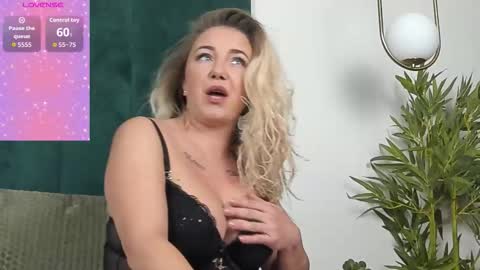 Snapshot of sophie_maeve chatting on 15, 10, 2025 sophie_maeve online show from 15, 10, 2025