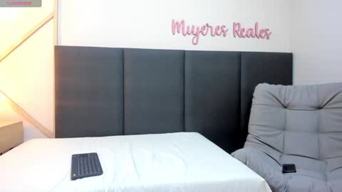 sophieharris__ online show from 13, 12, 2024