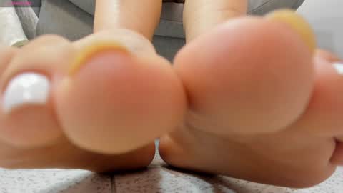 sophieharris__ online show from 15, 12, 2024