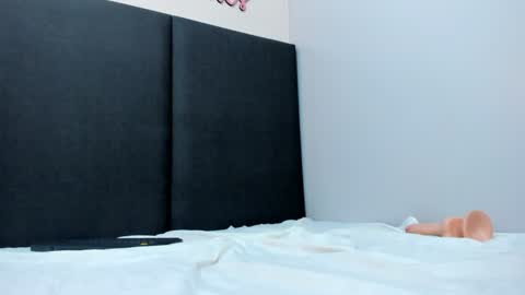 sophieharris__ online show from 24, 1, 2025