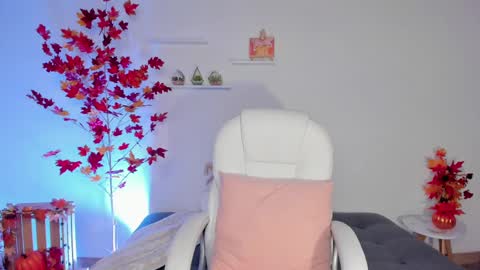 Snapshot of sophiehuntt chatting on 10, 2, 2025 Sophie Hunt online show from 10, 2, 2025