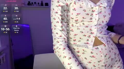 Snapshot of sophielainee chatting on 26, 4, 2026 citygirl my face is 10 my body tea everything on me natural im petiteee online show from 26, 4, 2026
