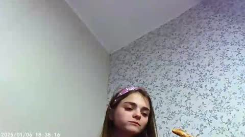 Snapshot of sophiesuvi chatting on 5, 1, 2025 Sophie and my bestie Mandy    online show from 5, 1, 2025