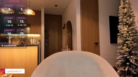 Snapshot of sophyamiller_15 chatting on 15, 12, 2025 Sophy online show from 15, 12, 2025