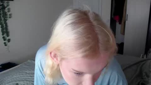 Snapshot of soska_albinosk chatting on 2, 12, 2025 soska_albinosk online show from 2, 12, 2025