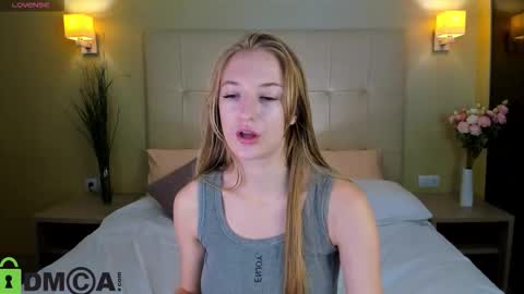 Snapshot of stacy_riiver chatting on 15, 9, 2025 Stacy Mon Tue Wed Thu Fri Sun GMT GMT 3 1000am - 0400pm online show from 15, 9, 2025